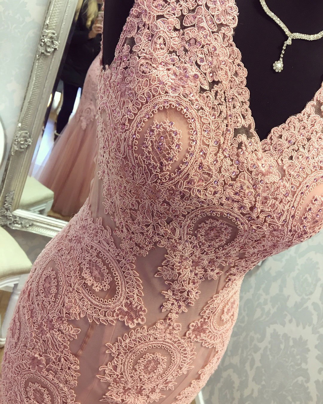 Glamorous Tulle V-neck Neckline Sheath Prom Dresses With Beaded Appliques