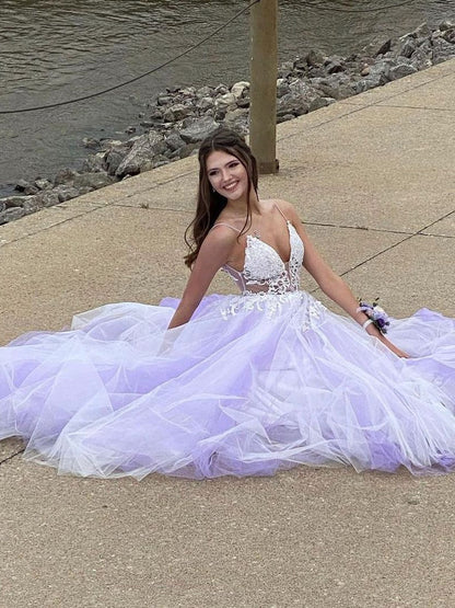 Charming V-neck Spaghetti Straps Tulle Prom Dresses A-line Appliques Gowns