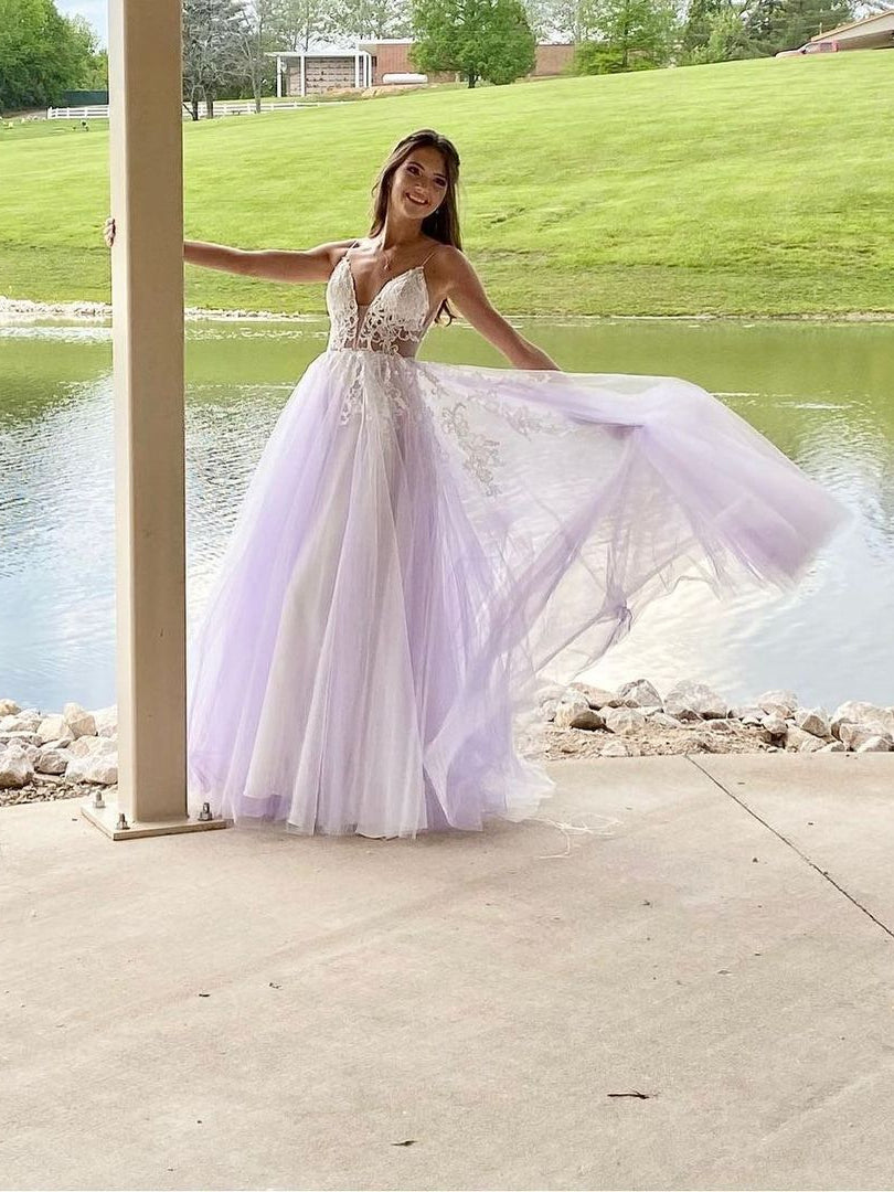 Charming V-neck Spaghetti Straps Tulle Prom Dresses A-line Appliques Gowns