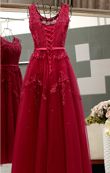 A-line Scoop-Neck Floor-Length Tulle Appliqued Beaded Red  Prom Dresses