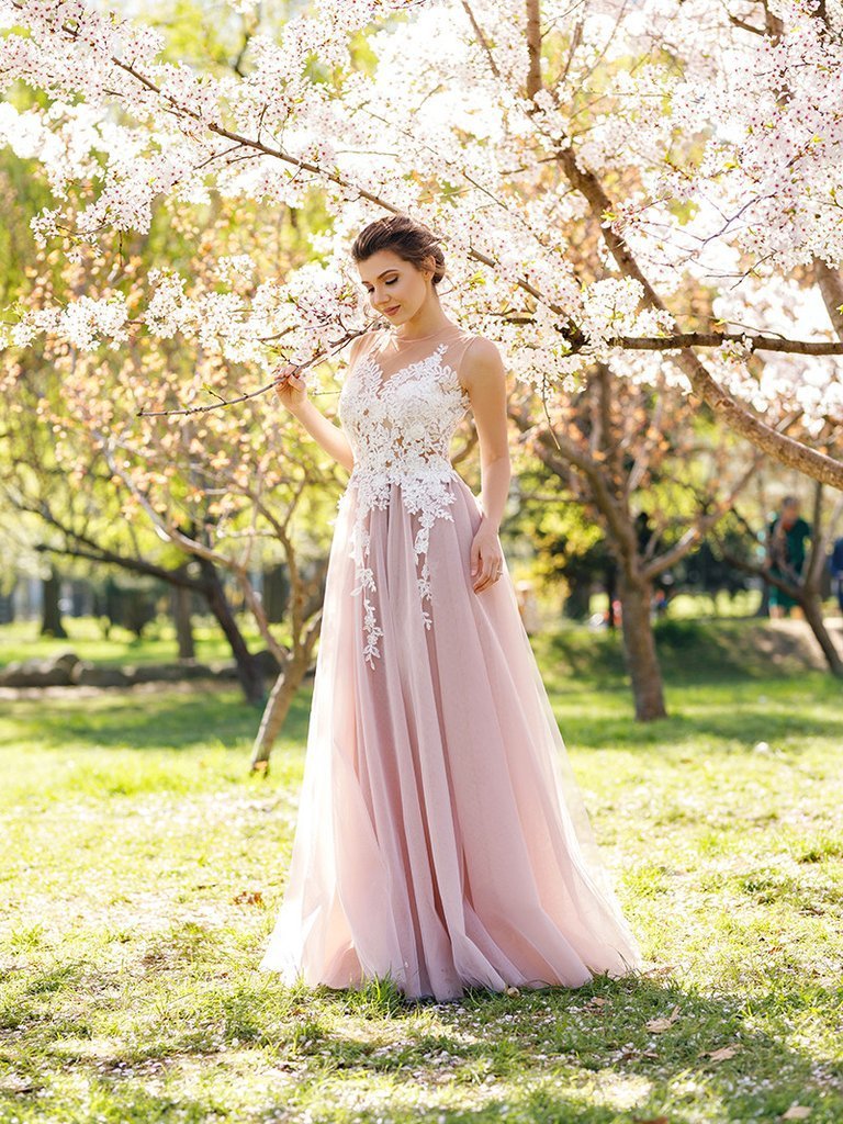 A-line Scoop-Neck Floor-Length Tulle Appliqued Prom Dresses