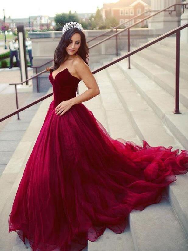 Unique Tulle Sweetheart Neckline Chapel Train Ball Gown Prom Dresses With Pleats